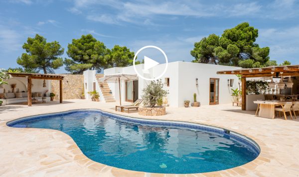 Nuevo Video - Villa bohemia de lujo con casita, wellness y vistas al atardecer en Ibiza, cerca de Sant Agustí